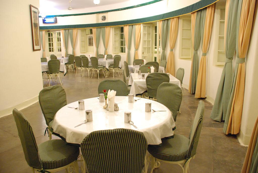 Garden Hotel - Heritage By Hrh Group Of Hotels أُودايبور المطعم الصورة